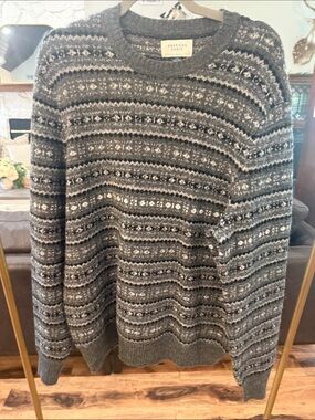 American Eagle Outfitters Gray Patterned Knit Crewneck Sweater and Green Beanie